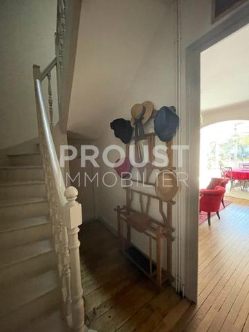En exclusivité. quartier avenue de la rochelle à 5 minutes à pied du marché maison en pierre avec garage et jardin clos et arboré.