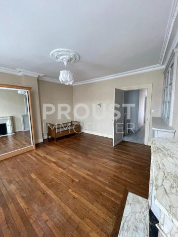 En exclusivité. quartier avenue de la rochelle à 5 minutes à pied du marché maison en pierre avec garage et jardin clos et arboré.