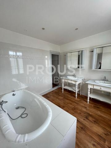 En exclusivité. quartier avenue de la rochelle à 5 minutes à pied du marché maison en pierre avec garage et jardin clos et arboré.