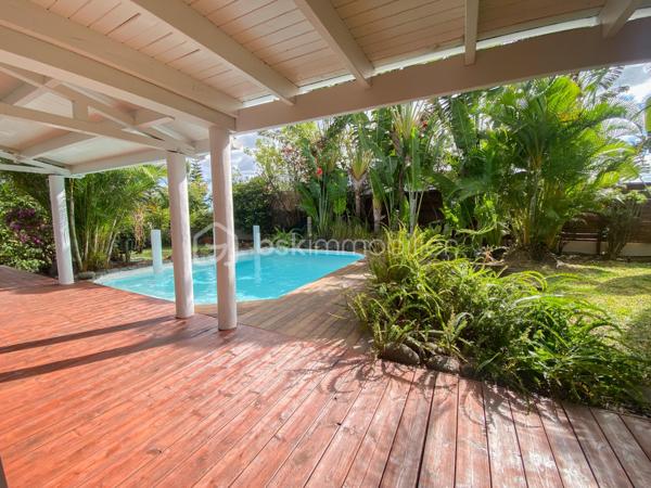 À VENDRE – Villa F5 de caractère avec piscine – Secteur recherché de Pichette à La Possession

Nichée au fond d'un petit lotissement, dans l'un des secteurs les plus recherchés de Pichette à La Possession, cette villa de caractère de 169 m² vous séduira par son environnement privilégié, son calme absolu et la qualité de ses prestations. Bordée d'un champ de canne et de nombreux arbres, elle offre un véritable havre de paix, à seulement 12 minutes de la 4 voies.

Pensée pour une vie de famille confortable, cette propriété développe des espaces généreux et chaleureux. Dès l'entrée, vous découvrirez une vaste varangue de 25 m², véritable prolongement des espaces de vie, idéale pour profiter pleinement du climat réunionnais.

L'espace principal se compose d'une cuisine ouverte sur la salle à manger, d'un séjour agrémenté d'une cheminée, ainsi que d'un salon télévision plus intimiste, créant plusieurs ambiances de vie.

Le rez-de-chaussée accueille également deux chambres, dont une belle suite parentale avec salle de bains et WC privatifs, ouverte sur une terrasse en deck offrant un accès direct au jardin et à la piscine. Une seconde salle d'eau ainsi qu'un WC indépendant complètent ce niveau.

À l'étage, une mezzanine distribue deux chambres supplémentaires bénéficiant de nombreux rangements, dont une avec sa terrasse privative.

À l'extérieur, tout a été pensé pour profiter pleinement des lieux : une piscine entourée de sa plage en deck, une treille créant un agréable espace repas, un jardin paysager de 559 m² soigneusement entretenu, ainsi que deux douches extérieures.

Les prestations viennent parfaire l'ensemble :

* Cheminée
* Alarme
* Arrosage automatique
* Éclairage extérieur
* Atelier de rangement
* Deux douches extérieures
* Matériaux de qualité mêlant parquet, pierre et bois
* Nombreux espaces de rangement sur mesure

Cette propriété de caractère séduira les acquéreurs à la recherche d'un cadre de vie paisible, où le confort, la nature et la convivialité se conjuguent au quotidien. Une visite vous permettra d'en découvrir toute la personnalité et d'en apprécier pleinement les volumes, les prestations et l'atmosphère unique.

📞 Pour tout renseignement complémentaire ou pour organiser une visite, contactez-nous dès aujourd'hui.