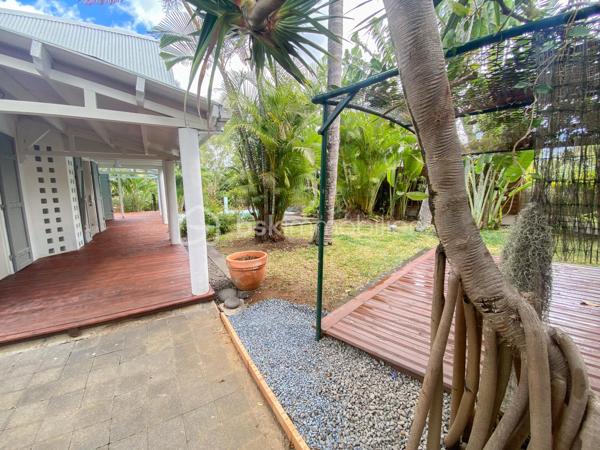 À VENDRE – Villa F5 de caractère avec piscine – Secteur recherché de Pichette à La Possession

Nichée au fond d'un petit lotissement, dans l'un des secteurs les plus recherchés de Pichette à La Possession, cette villa de caractère de 169 m² vous séduira par son environnement privilégié, son calme absolu et la qualité de ses prestations. Bordée d'un champ de canne et de nombreux arbres, elle offre un véritable havre de paix, à seulement 12 minutes de la 4 voies.

Pensée pour une vie de famille confortable, cette propriété développe des espaces généreux et chaleureux. Dès l'entrée, vous découvrirez une vaste varangue de 25 m², véritable prolongement des espaces de vie, idéale pour profiter pleinement du climat réunionnais.

L'espace principal se compose d'une cuisine ouverte sur la salle à manger, d'un séjour agrémenté d'une cheminée, ainsi que d'un salon télévision plus intimiste, créant plusieurs ambiances de vie.

Le rez-de-chaussée accueille également deux chambres, dont une belle suite parentale avec salle de bains et WC privatifs, ouverte sur une terrasse en deck offrant un accès direct au jardin et à la piscine. Une seconde salle d'eau ainsi qu'un WC indépendant complètent ce niveau.

À l'étage, une mezzanine distribue deux chambres supplémentaires bénéficiant de nombreux rangements, dont une avec sa terrasse privative.

À l'extérieur, tout a été pensé pour profiter pleinement des lieux : une piscine entourée de sa plage en deck, une treille créant un agréable espace repas, un jardin paysager de 559 m² soigneusement entretenu, ainsi que deux douches extérieures.

Les prestations viennent parfaire l'ensemble :

* Cheminée
* Alarme
* Arrosage automatique
* Éclairage extérieur
* Atelier de rangement
* Deux douches extérieures
* Matériaux de qualité mêlant parquet, pierre et bois
* Nombreux espaces de rangement sur mesure

Cette propriété de caractère séduira les acquéreurs à la recherche d'un cadre de vie paisible, où le confort, la nature et la convivialité se conjuguent au quotidien. Une visite vous permettra d'en découvrir toute la personnalité et d'en apprécier pleinement les volumes, les prestations et l'atmosphère unique.

📞 Pour tout renseignement complémentaire ou pour organiser une visite, contactez-nous dès aujourd'hui.