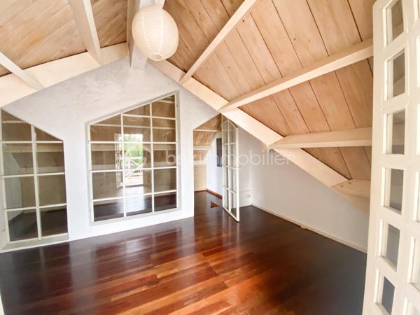 À VENDRE – Villa F5 de caractère avec piscine – Secteur recherché de Pichette à La Possession

Nichée au fond d'un petit lotissement, dans l'un des secteurs les plus recherchés de Pichette à La Possession, cette villa de caractère de 169 m² vous séduira par son environnement privilégié, son calme absolu et la qualité de ses prestations. Bordée d'un champ de canne et de nombreux arbres, elle offre un véritable havre de paix, à seulement 12 minutes de la 4 voies.

Pensée pour une vie de famille confortable, cette propriété développe des espaces généreux et chaleureux. Dès l'entrée, vous découvrirez une vaste varangue de 25 m², véritable prolongement des espaces de vie, idéale pour profiter pleinement du climat réunionnais.

L'espace principal se compose d'une cuisine ouverte sur la salle à manger, d'un séjour agrémenté d'une cheminée, ainsi que d'un salon télévision plus intimiste, créant plusieurs ambiances de vie.

Le rez-de-chaussée accueille également deux chambres, dont une belle suite parentale avec salle de bains et WC privatifs, ouverte sur une terrasse en deck offrant un accès direct au jardin et à la piscine. Une seconde salle d'eau ainsi qu'un WC indépendant complètent ce niveau.

À l'étage, une mezzanine distribue deux chambres supplémentaires bénéficiant de nombreux rangements, dont une avec sa terrasse privative.

À l'extérieur, tout a été pensé pour profiter pleinement des lieux : une piscine entourée de sa plage en deck, une treille créant un agréable espace repas, un jardin paysager de 559 m² soigneusement entretenu, ainsi que deux douches extérieures.

Les prestations viennent parfaire l'ensemble :

* Cheminée
* Alarme
* Arrosage automatique
* Éclairage extérieur
* Atelier de rangement
* Deux douches extérieures
* Matériaux de qualité mêlant parquet, pierre et bois
* Nombreux espaces de rangement sur mesure

Cette propriété de caractère séduira les acquéreurs à la recherche d'un cadre de vie paisible, où le confort, la nature et la convivialité se conjuguent au quotidien. Une visite vous permettra d'en découvrir toute la personnalité et d'en apprécier pleinement les volumes, les prestations et l'atmosphère unique.

📞 Pour tout renseignement complémentaire ou pour organiser une visite, contactez-nous dès aujourd'hui.