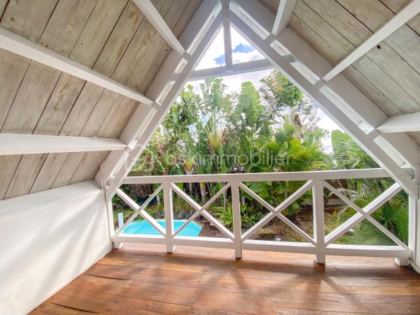 À VENDRE – Villa F5 de caractère avec piscine – Secteur recherché de Pichette à La Possession

Nichée au fond d'un petit lotissement, dans l'un des secteurs les plus recherchés de Pichette à La Possession, cette villa de caractère de 169 m² vous séduira par son environnement privilégié, son calme absolu et la qualité de ses prestations. Bordée d'un champ de canne et de nombreux arbres, elle offre un véritable havre de paix, à seulement 12 minutes de la 4 voies.

Pensée pour une vie de famille confortable, cette propriété développe des espaces généreux et chaleureux. Dès l'entrée, vous découvrirez une vaste varangue de 25 m², véritable prolongement des espaces de vie, idéale pour profiter pleinement du climat réunionnais.

L'espace principal se compose d'une cuisine ouverte sur la salle à manger, d'un séjour agrémenté d'une cheminée, ainsi que d'un salon télévision plus intimiste, créant plusieurs ambiances de vie.

Le rez-de-chaussée accueille également deux chambres, dont une belle suite parentale avec salle de bains et WC privatifs, ouverte sur une terrasse en deck offrant un accès direct au jardin et à la piscine. Une seconde salle d'eau ainsi qu'un WC indépendant complètent ce niveau.

À l'étage, une mezzanine distribue deux chambres supplémentaires bénéficiant de nombreux rangements, dont une avec sa terrasse privative.

À l'extérieur, tout a été pensé pour profiter pleinement des lieux : une piscine entourée de sa plage en deck, une treille créant un agréable espace repas, un jardin paysager de 559 m² soigneusement entretenu, ainsi que deux douches extérieures.

Les prestations viennent parfaire l'ensemble :

* Cheminée
* Alarme
* Arrosage automatique
* Éclairage extérieur
* Atelier de rangement
* Deux douches extérieures
* Matériaux de qualité mêlant parquet, pierre et bois
* Nombreux espaces de rangement sur mesure

Cette propriété de caractère séduira les acquéreurs à la recherche d'un cadre de vie paisible, où le confort, la nature et la convivialité se conjuguent au quotidien. Une visite vous permettra d'en découvrir toute la personnalité et d'en apprécier pleinement les volumes, les prestations et l'atmosphère unique.

📞 Pour tout renseignement complémentaire ou pour organiser une visite, contactez-nous dès aujourd'hui.