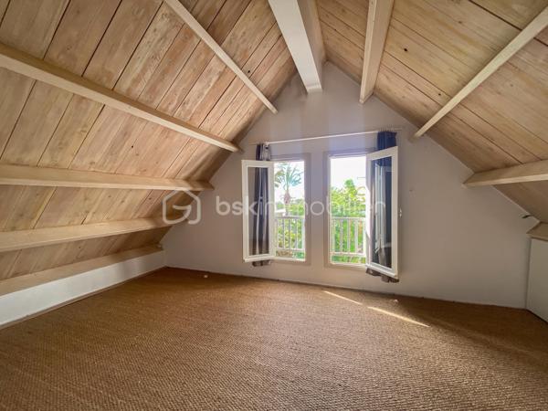 À VENDRE – Villa F5 de caractère avec piscine – Secteur recherché de Pichette à La Possession

Nichée au fond d'un petit lotissement, dans l'un des secteurs les plus recherchés de Pichette à La Possession, cette villa de caractère de 169 m² vous séduira par son environnement privilégié, son calme absolu et la qualité de ses prestations. Bordée d'un champ de canne et de nombreux arbres, elle offre un véritable havre de paix, à seulement 12 minutes de la 4 voies.

Pensée pour une vie de famille confortable, cette propriété développe des espaces généreux et chaleureux. Dès l'entrée, vous découvrirez une vaste varangue de 25 m², véritable prolongement des espaces de vie, idéale pour profiter pleinement du climat réunionnais.

L'espace principal se compose d'une cuisine ouverte sur la salle à manger, d'un séjour agrémenté d'une cheminée, ainsi que d'un salon télévision plus intimiste, créant plusieurs ambiances de vie.

Le rez-de-chaussée accueille également deux chambres, dont une belle suite parentale avec salle de bains et WC privatifs, ouverte sur une terrasse en deck offrant un accès direct au jardin et à la piscine. Une seconde salle d'eau ainsi qu'un WC indépendant complètent ce niveau.

À l'étage, une mezzanine distribue deux chambres supplémentaires bénéficiant de nombreux rangements, dont une avec sa terrasse privative.

À l'extérieur, tout a été pensé pour profiter pleinement des lieux : une piscine entourée de sa plage en deck, une treille créant un agréable espace repas, un jardin paysager de 559 m² soigneusement entretenu, ainsi que deux douches extérieures.

Les prestations viennent parfaire l'ensemble :

* Cheminée
* Alarme
* Arrosage automatique
* Éclairage extérieur
* Atelier de rangement
* Deux douches extérieures
* Matériaux de qualité mêlant parquet, pierre et bois
* Nombreux espaces de rangement sur mesure

Cette propriété de caractère séduira les acquéreurs à la recherche d'un cadre de vie paisible, où le confort, la nature et la convivialité se conjuguent au quotidien. Une visite vous permettra d'en découvrir toute la personnalité et d'en apprécier pleinement les volumes, les prestations et l'atmosphère unique.

📞 Pour tout renseignement complémentaire ou pour organiser une visite, contactez-nous dès aujourd'hui.