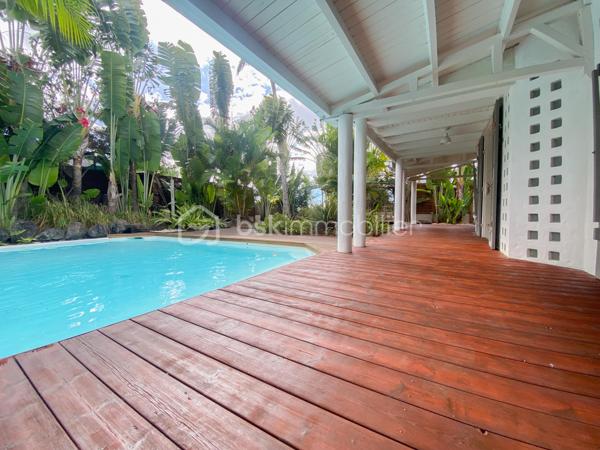 À VENDRE – Villa F5 de caractère avec piscine – Secteur recherché de Pichette à La Possession

Nichée au fond d'un petit lotissement, dans l'un des secteurs les plus recherchés de Pichette à La Possession, cette villa de caractère de 169 m² vous séduira par son environnement privilégié, son calme absolu et la qualité de ses prestations. Bordée d'un champ de canne et de nombreux arbres, elle offre un véritable havre de paix, à seulement 12 minutes de la 4 voies.

Pensée pour une vie de famille confortable, cette propriété développe des espaces généreux et chaleureux. Dès l'entrée, vous découvrirez une vaste varangue de 25 m², véritable prolongement des espaces de vie, idéale pour profiter pleinement du climat réunionnais.

L'espace principal se compose d'une cuisine ouverte sur la salle à manger, d'un séjour agrémenté d'une cheminée, ainsi que d'un salon télévision plus intimiste, créant plusieurs ambiances de vie.

Le rez-de-chaussée accueille également deux chambres, dont une belle suite parentale avec salle de bains et WC privatifs, ouverte sur une terrasse en deck offrant un accès direct au jardin et à la piscine. Une seconde salle d'eau ainsi qu'un WC indépendant complètent ce niveau.

À l'étage, une mezzanine distribue deux chambres supplémentaires bénéficiant de nombreux rangements, dont une avec sa terrasse privative.

À l'extérieur, tout a été pensé pour profiter pleinement des lieux : une piscine entourée de sa plage en deck, une treille créant un agréable espace repas, un jardin paysager de 559 m² soigneusement entretenu, ainsi que deux douches extérieures.

Les prestations viennent parfaire l'ensemble :

* Cheminée
* Alarme
* Arrosage automatique
* Éclairage extérieur
* Atelier de rangement
* Deux douches extérieures
* Matériaux de qualité mêlant parquet, pierre et bois
* Nombreux espaces de rangement sur mesure

Cette propriété de caractère séduira les acquéreurs à la recherche d'un cadre de vie paisible, où le confort, la nature et la convivialité se conjuguent au quotidien. Une visite vous permettra d'en découvrir toute la personnalité et d'en apprécier pleinement les volumes, les prestations et l'atmosphère unique.

📞 Pour tout renseignement complémentaire ou pour organiser une visite, contactez-nous dès aujourd'hui.