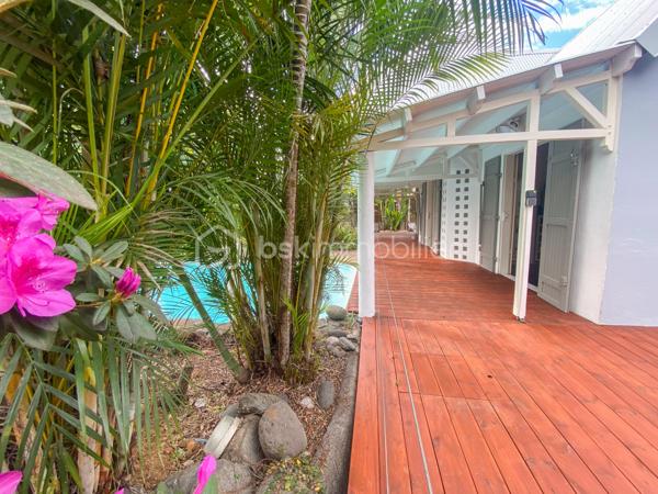 À VENDRE – Villa F5 de caractère avec piscine – Secteur recherché de Pichette à La Possession

Nichée au fond d'un petit lotissement, dans l'un des secteurs les plus recherchés de Pichette à La Possession, cette villa de caractère de 169 m² vous séduira par son environnement privilégié, son calme absolu et la qualité de ses prestations. Bordée d'un champ de canne et de nombreux arbres, elle offre un véritable havre de paix, à seulement 12 minutes de la 4 voies.

Pensée pour une vie de famille confortable, cette propriété développe des espaces généreux et chaleureux. Dès l'entrée, vous découvrirez une vaste varangue de 25 m², véritable prolongement des espaces de vie, idéale pour profiter pleinement du climat réunionnais.

L'espace principal se compose d'une cuisine ouverte sur la salle à manger, d'un séjour agrémenté d'une cheminée, ainsi que d'un salon télévision plus intimiste, créant plusieurs ambiances de vie.

Le rez-de-chaussée accueille également deux chambres, dont une belle suite parentale avec salle de bains et WC privatifs, ouverte sur une terrasse en deck offrant un accès direct au jardin et à la piscine. Une seconde salle d'eau ainsi qu'un WC indépendant complètent ce niveau.

À l'étage, une mezzanine distribue deux chambres supplémentaires bénéficiant de nombreux rangements, dont une avec sa terrasse privative.

À l'extérieur, tout a été pensé pour profiter pleinement des lieux : une piscine entourée de sa plage en deck, une treille créant un agréable espace repas, un jardin paysager de 559 m² soigneusement entretenu, ainsi que deux douches extérieures.

Les prestations viennent parfaire l'ensemble :

* Cheminée
* Alarme
* Arrosage automatique
* Éclairage extérieur
* Atelier de rangement
* Deux douches extérieures
* Matériaux de qualité mêlant parquet, pierre et bois
* Nombreux espaces de rangement sur mesure

Cette propriété de caractère séduira les acquéreurs à la recherche d'un cadre de vie paisible, où le confort, la nature et la convivialité se conjuguent au quotidien. Une visite vous permettra d'en découvrir toute la personnalité et d'en apprécier pleinement les volumes, les prestations et l'atmosphère unique.

📞 Pour tout renseignement complémentaire ou pour organiser une visite, contactez-nous dès aujourd'hui.
