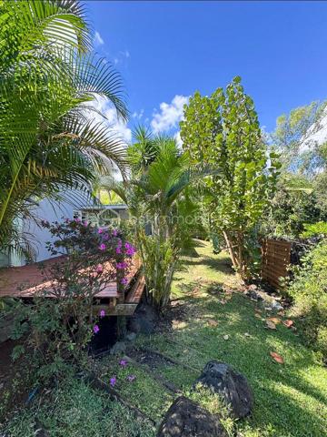 À VENDRE – Villa F5 de caractère avec piscine – Secteur recherché de Pichette à La Possession

Nichée au fond d'un petit lotissement, dans l'un des secteurs les plus recherchés de Pichette à La Possession, cette villa de caractère de 169 m² vous séduira par son environnement privilégié, son calme absolu et la qualité de ses prestations. Bordée d'un champ de canne et de nombreux arbres, elle offre un véritable havre de paix, à seulement 12 minutes de la 4 voies.

Pensée pour une vie de famille confortable, cette propriété développe des espaces généreux et chaleureux. Dès l'entrée, vous découvrirez une vaste varangue de 25 m², véritable prolongement des espaces de vie, idéale pour profiter pleinement du climat réunionnais.

L'espace principal se compose d'une cuisine ouverte sur la salle à manger, d'un séjour agrémenté d'une cheminée, ainsi que d'un salon télévision plus intimiste, créant plusieurs ambiances de vie.

Le rez-de-chaussée accueille également deux chambres, dont une belle suite parentale avec salle de bains et WC privatifs, ouverte sur une terrasse en deck offrant un accès direct au jardin et à la piscine. Une seconde salle d'eau ainsi qu'un WC indépendant complètent ce niveau.

À l'étage, une mezzanine distribue deux chambres supplémentaires bénéficiant de nombreux rangements, dont une avec sa terrasse privative.

À l'extérieur, tout a été pensé pour profiter pleinement des lieux : une piscine entourée de sa plage en deck, une treille créant un agréable espace repas, un jardin paysager de 559 m² soigneusement entretenu, ainsi que deux douches extérieures.

Les prestations viennent parfaire l'ensemble :

* Cheminée
* Alarme
* Arrosage automatique
* Éclairage extérieur
* Atelier de rangement
* Deux douches extérieures
* Matériaux de qualité mêlant parquet, pierre et bois
* Nombreux espaces de rangement sur mesure

Cette propriété de caractère séduira les acquéreurs à la recherche d'un cadre de vie paisible, où le confort, la nature et la convivialité se conjuguent au quotidien. Une visite vous permettra d'en découvrir toute la personnalité et d'en apprécier pleinement les volumes, les prestations et l'atmosphère unique.

📞 Pour tout renseignement complémentaire ou pour organiser une visite, contactez-nous dès aujourd'hui.