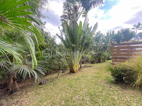 À VENDRE – Villa F5 de caractère avec piscine – Secteur recherché de Pichette à La Possession

Nichée au fond d'un petit lotissement, dans l'un des secteurs les plus recherchés de Pichette à La Possession, cette villa de caractère de 169 m² vous séduira par son environnement privilégié, son calme absolu et la qualité de ses prestations. Bordée d'un champ de canne et de nombreux arbres, elle offre un véritable havre de paix, à seulement 12 minutes de la 4 voies.

Pensée pour une vie de famille confortable, cette propriété développe des espaces généreux et chaleureux. Dès l'entrée, vous découvrirez une vaste varangue de 25 m², véritable prolongement des espaces de vie, idéale pour profiter pleinement du climat réunionnais.

L'espace principal se compose d'une cuisine ouverte sur la salle à manger, d'un séjour agrémenté d'une cheminée, ainsi que d'un salon télévision plus intimiste, créant plusieurs ambiances de vie.

Le rez-de-chaussée accueille également deux chambres, dont une belle suite parentale avec salle de bains et WC privatifs, ouverte sur une terrasse en deck offrant un accès direct au jardin et à la piscine. Une seconde salle d'eau ainsi qu'un WC indépendant complètent ce niveau.

À l'étage, une mezzanine distribue deux chambres supplémentaires bénéficiant de nombreux rangements, dont une avec sa terrasse privative.

À l'extérieur, tout a été pensé pour profiter pleinement des lieux : une piscine entourée de sa plage en deck, une treille créant un agréable espace repas, un jardin paysager de 559 m² soigneusement entretenu, ainsi que deux douches extérieures.

Les prestations viennent parfaire l'ensemble :

* Cheminée
* Alarme
* Arrosage automatique
* Éclairage extérieur
* Atelier de rangement
* Deux douches extérieures
* Matériaux de qualité mêlant parquet, pierre et bois
* Nombreux espaces de rangement sur mesure

Cette propriété de caractère séduira les acquéreurs à la recherche d'un cadre de vie paisible, où le confort, la nature et la convivialité se conjuguent au quotidien. Une visite vous permettra d'en découvrir toute la personnalité et d'en apprécier pleinement les volumes, les prestations et l'atmosphère unique.

📞 Pour tout renseignement complémentaire ou pour organiser une visite, contactez-nous dès aujourd'hui.