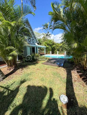 À VENDRE – Villa F5 de caractère avec piscine – Secteur recherché de Pichette à La Possession

Nichée au fond d'un petit lotissement, dans l'un des secteurs les plus recherchés de Pichette à La Possession, cette villa de caractère de 169 m² vous séduira par son environnement privilégié, son calme absolu et la qualité de ses prestations. Bordée d'un champ de canne et de nombreux arbres, elle offre un véritable havre de paix, à seulement 12 minutes de la 4 voies.

Pensée pour une vie de famille confortable, cette propriété développe des espaces généreux et chaleureux. Dès l'entrée, vous découvrirez une vaste varangue de 25 m², véritable prolongement des espaces de vie, idéale pour profiter pleinement du climat réunionnais.

L'espace principal se compose d'une cuisine ouverte sur la salle à manger, d'un séjour agrémenté d'une cheminée, ainsi que d'un salon télévision plus intimiste, créant plusieurs ambiances de vie.

Le rez-de-chaussée accueille également deux chambres, dont une belle suite parentale avec salle de bains et WC privatifs, ouverte sur une terrasse en deck offrant un accès direct au jardin et à la piscine. Une seconde salle d'eau ainsi qu'un WC indépendant complètent ce niveau.

À l'étage, une mezzanine distribue deux chambres supplémentaires bénéficiant de nombreux rangements, dont une avec sa terrasse privative.

À l'extérieur, tout a été pensé pour profiter pleinement des lieux : une piscine entourée de sa plage en deck, une treille créant un agréable espace repas, un jardin paysager de 559 m² soigneusement entretenu, ainsi que deux douches extérieures.

Les prestations viennent parfaire l'ensemble :

* Cheminée
* Alarme
* Arrosage automatique
* Éclairage extérieur
* Atelier de rangement
* Deux douches extérieures
* Matériaux de qualité mêlant parquet, pierre et bois
* Nombreux espaces de rangement sur mesure

Cette propriété de caractère séduira les acquéreurs à la recherche d'un cadre de vie paisible, où le confort, la nature et la convivialité se conjuguent au quotidien. Une visite vous permettra d'en découvrir toute la personnalité et d'en apprécier pleinement les volumes, les prestations et l'atmosphère unique.

📞 Pour tout renseignement complémentaire ou pour organiser une visite, contactez-nous dès aujourd'hui.