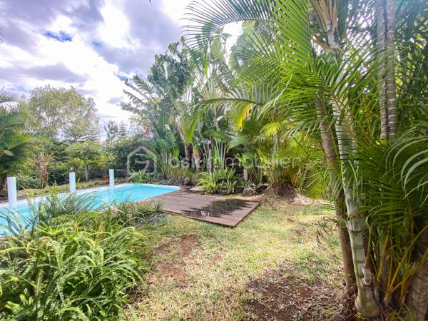 À VENDRE – Villa F5 de caractère avec piscine – Secteur recherché de Pichette à La Possession

Nichée au fond d'un petit lotissement, dans l'un des secteurs les plus recherchés de Pichette à La Possession, cette villa de caractère de 169 m² vous séduira par son environnement privilégié, son calme absolu et la qualité de ses prestations. Bordée d'un champ de canne et de nombreux arbres, elle offre un véritable havre de paix, à seulement 12 minutes de la 4 voies.

Pensée pour une vie de famille confortable, cette propriété développe des espaces généreux et chaleureux. Dès l'entrée, vous découvrirez une vaste varangue de 25 m², véritable prolongement des espaces de vie, idéale pour profiter pleinement du climat réunionnais.

L'espace principal se compose d'une cuisine ouverte sur la salle à manger, d'un séjour agrémenté d'une cheminée, ainsi que d'un salon télévision plus intimiste, créant plusieurs ambiances de vie.

Le rez-de-chaussée accueille également deux chambres, dont une belle suite parentale avec salle de bains et WC privatifs, ouverte sur une terrasse en deck offrant un accès direct au jardin et à la piscine. Une seconde salle d'eau ainsi qu'un WC indépendant complètent ce niveau.

À l'étage, une mezzanine distribue deux chambres supplémentaires bénéficiant de nombreux rangements, dont une avec sa terrasse privative.

À l'extérieur, tout a été pensé pour profiter pleinement des lieux : une piscine entourée de sa plage en deck, une treille créant un agréable espace repas, un jardin paysager de 559 m² soigneusement entretenu, ainsi que deux douches extérieures.

Les prestations viennent parfaire l'ensemble :

* Cheminée
* Alarme
* Arrosage automatique
* Éclairage extérieur
* Atelier de rangement
* Deux douches extérieures
* Matériaux de qualité mêlant parquet, pierre et bois
* Nombreux espaces de rangement sur mesure

Cette propriété de caractère séduira les acquéreurs à la recherche d'un cadre de vie paisible, où le confort, la nature et la convivialité se conjuguent au quotidien. Une visite vous permettra d'en découvrir toute la personnalité et d'en apprécier pleinement les volumes, les prestations et l'atmosphère unique.

📞 Pour tout renseignement complémentaire ou pour organiser une visite, contactez-nous dès aujourd'hui.