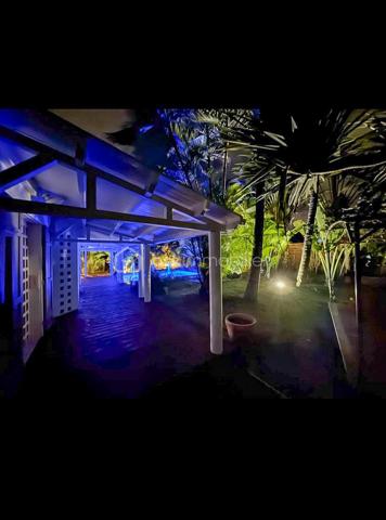À VENDRE – Villa F5 de caractère avec piscine – Secteur recherché de Pichette à La Possession

Nichée au fond d'un petit lotissement, dans l'un des secteurs les plus recherchés de Pichette à La Possession, cette villa de caractère de 169 m² vous séduira par son environnement privilégié, son calme absolu et la qualité de ses prestations. Bordée d'un champ de canne et de nombreux arbres, elle offre un véritable havre de paix, à seulement 12 minutes de la 4 voies.

Pensée pour une vie de famille confortable, cette propriété développe des espaces généreux et chaleureux. Dès l'entrée, vous découvrirez une vaste varangue de 25 m², véritable prolongement des espaces de vie, idéale pour profiter pleinement du climat réunionnais.

L'espace principal se compose d'une cuisine ouverte sur la salle à manger, d'un séjour agrémenté d'une cheminée, ainsi que d'un salon télévision plus intimiste, créant plusieurs ambiances de vie.

Le rez-de-chaussée accueille également deux chambres, dont une belle suite parentale avec salle de bains et WC privatifs, ouverte sur une terrasse en deck offrant un accès direct au jardin et à la piscine. Une seconde salle d'eau ainsi qu'un WC indépendant complètent ce niveau.

À l'étage, une mezzanine distribue deux chambres supplémentaires bénéficiant de nombreux rangements, dont une avec sa terrasse privative.

À l'extérieur, tout a été pensé pour profiter pleinement des lieux : une piscine entourée de sa plage en deck, une treille créant un agréable espace repas, un jardin paysager de 559 m² soigneusement entretenu, ainsi que deux douches extérieures.

Les prestations viennent parfaire l'ensemble :

* Cheminée
* Alarme
* Arrosage automatique
* Éclairage extérieur
* Atelier de rangement
* Deux douches extérieures
* Matériaux de qualité mêlant parquet, pierre et bois
* Nombreux espaces de rangement sur mesure

Cette propriété de caractère séduira les acquéreurs à la recherche d'un cadre de vie paisible, où le confort, la nature et la convivialité se conjuguent au quotidien. Une visite vous permettra d'en découvrir toute la personnalité et d'en apprécier pleinement les volumes, les prestations et l'atmosphère unique.

📞 Pour tout renseignement complémentaire ou pour organiser une visite, contactez-nous dès aujourd'hui.