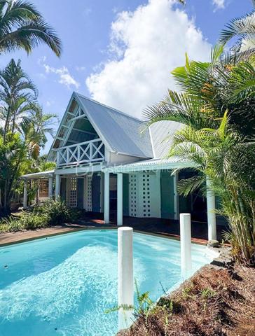 À VENDRE – Villa F5 de caractère avec piscine – Secteur recherché de Pichette à La Possession

Nichée au fond d'un petit lotissement, dans l'un des secteurs les plus recherchés de Pichette à La Possession, cette villa de caractère de 169 m² vous séduira par son environnement privilégié, son calme absolu et la qualité de ses prestations. Bordée d'un champ de canne et de nombreux arbres, elle offre un véritable havre de paix, à seulement 12 minutes de la 4 voies.

Pensée pour une vie de famille confortable, cette propriété développe des espaces généreux et chaleureux. Dès l'entrée, vous découvrirez une vaste varangue de 25 m², véritable prolongement des espaces de vie, idéale pour profiter pleinement du climat réunionnais.

L'espace principal se compose d'une cuisine ouverte sur la salle à manger, d'un séjour agrémenté d'une cheminée, ainsi que d'un salon télévision plus intimiste, créant plusieurs ambiances de vie.

Le rez-de-chaussée accueille également deux chambres, dont une belle suite parentale avec salle de bains et WC privatifs, ouverte sur une terrasse en deck offrant un accès direct au jardin et à la piscine. Une seconde salle d'eau ainsi qu'un WC indépendant complètent ce niveau.

À l'étage, une mezzanine distribue deux chambres supplémentaires bénéficiant de nombreux rangements, dont une avec sa terrasse privative.

À l'extérieur, tout a été pensé pour profiter pleinement des lieux : une piscine entourée de sa plage en deck, une treille créant un agréable espace repas, un jardin paysager de 559 m² soigneusement entretenu, ainsi que deux douches extérieures.

Les prestations viennent parfaire l'ensemble :

* Cheminée
* Alarme
* Arrosage automatique
* Éclairage extérieur
* Atelier de rangement
* Deux douches extérieures
* Matériaux de qualité mêlant parquet, pierre et bois
* Nombreux espaces de rangement sur mesure

Cette propriété de caractère séduira les acquéreurs à la recherche d'un cadre de vie paisible, où le confort, la nature et la convivialité se conjuguent au quotidien. Une visite vous permettra d'en découvrir toute la personnalité et d'en apprécier pleinement les volumes, les prestations et l'atmosphère unique.

📞 Pour tout renseignement complémentaire ou pour organiser une visite, contactez-nous dès aujourd'hui.