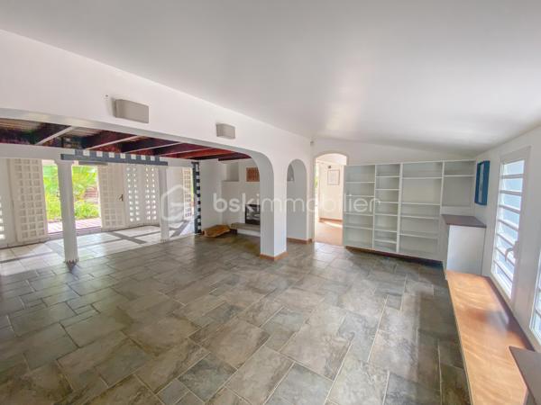 À VENDRE – Villa F5 de caractère avec piscine – Secteur recherché de Pichette à La Possession

Nichée au fond d'un petit lotissement, dans l'un des secteurs les plus recherchés de Pichette à La Possession, cette villa de caractère de 169 m² vous séduira par son environnement privilégié, son calme absolu et la qualité de ses prestations. Bordée d'un champ de canne et de nombreux arbres, elle offre un véritable havre de paix, à seulement 12 minutes de la 4 voies.

Pensée pour une vie de famille confortable, cette propriété développe des espaces généreux et chaleureux. Dès l'entrée, vous découvrirez une vaste varangue de 25 m², véritable prolongement des espaces de vie, idéale pour profiter pleinement du climat réunionnais.

L'espace principal se compose d'une cuisine ouverte sur la salle à manger, d'un séjour agrémenté d'une cheminée, ainsi que d'un salon télévision plus intimiste, créant plusieurs ambiances de vie.

Le rez-de-chaussée accueille également deux chambres, dont une belle suite parentale avec salle de bains et WC privatifs, ouverte sur une terrasse en deck offrant un accès direct au jardin et à la piscine. Une seconde salle d'eau ainsi qu'un WC indépendant complètent ce niveau.

À l'étage, une mezzanine distribue deux chambres supplémentaires bénéficiant de nombreux rangements, dont une avec sa terrasse privative.

À l'extérieur, tout a été pensé pour profiter pleinement des lieux : une piscine entourée de sa plage en deck, une treille créant un agréable espace repas, un jardin paysager de 559 m² soigneusement entretenu, ainsi que deux douches extérieures.

Les prestations viennent parfaire l'ensemble :

* Cheminée
* Alarme
* Arrosage automatique
* Éclairage extérieur
* Atelier de rangement
* Deux douches extérieures
* Matériaux de qualité mêlant parquet, pierre et bois
* Nombreux espaces de rangement sur mesure

Cette propriété de caractère séduira les acquéreurs à la recherche d'un cadre de vie paisible, où le confort, la nature et la convivialité se conjuguent au quotidien. Une visite vous permettra d'en découvrir toute la personnalité et d'en apprécier pleinement les volumes, les prestations et l'atmosphère unique.

📞 Pour tout renseignement complémentaire ou pour organiser une visite, contactez-nous dès aujourd'hui.