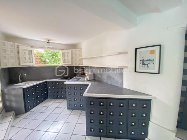 À VENDRE – Villa F5 de caractère avec piscine – Secteur recherché de Pichette à La Possession

Nichée au fond d'un petit lotissement, dans l'un des secteurs les plus recherchés de Pichette à La Possession, cette villa de caractère de 169 m² vous séduira par son environnement privilégié, son calme absolu et la qualité de ses prestations. Bordée d'un champ de canne et de nombreux arbres, elle offre un véritable havre de paix, à seulement 12 minutes de la 4 voies.

Pensée pour une vie de famille confortable, cette propriété développe des espaces généreux et chaleureux. Dès l'entrée, vous découvrirez une vaste varangue de 25 m², véritable prolongement des espaces de vie, idéale pour profiter pleinement du climat réunionnais.

L'espace principal se compose d'une cuisine ouverte sur la salle à manger, d'un séjour agrémenté d'une cheminée, ainsi que d'un salon télévision plus intimiste, créant plusieurs ambiances de vie.

Le rez-de-chaussée accueille également deux chambres, dont une belle suite parentale avec salle de bains et WC privatifs, ouverte sur une terrasse en deck offrant un accès direct au jardin et à la piscine. Une seconde salle d'eau ainsi qu'un WC indépendant complètent ce niveau.

À l'étage, une mezzanine distribue deux chambres supplémentaires bénéficiant de nombreux rangements, dont une avec sa terrasse privative.

À l'extérieur, tout a été pensé pour profiter pleinement des lieux : une piscine entourée de sa plage en deck, une treille créant un agréable espace repas, un jardin paysager de 559 m² soigneusement entretenu, ainsi que deux douches extérieures.

Les prestations viennent parfaire l'ensemble :

* Cheminée
* Alarme
* Arrosage automatique
* Éclairage extérieur
* Atelier de rangement
* Deux douches extérieures
* Matériaux de qualité mêlant parquet, pierre et bois
* Nombreux espaces de rangement sur mesure

Cette propriété de caractère séduira les acquéreurs à la recherche d'un cadre de vie paisible, où le confort, la nature et la convivialité se conjuguent au quotidien. Une visite vous permettra d'en découvrir toute la personnalité et d'en apprécier pleinement les volumes, les prestations et l'atmosphère unique.

📞 Pour tout renseignement complémentaire ou pour organiser une visite, contactez-nous dès aujourd'hui.