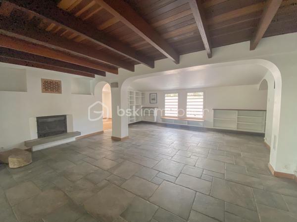 À VENDRE – Villa F5 de caractère avec piscine – Secteur recherché de Pichette à La Possession

Nichée au fond d'un petit lotissement, dans l'un des secteurs les plus recherchés de Pichette à La Possession, cette villa de caractère de 169 m² vous séduira par son environnement privilégié, son calme absolu et la qualité de ses prestations. Bordée d'un champ de canne et de nombreux arbres, elle offre un véritable havre de paix, à seulement 12 minutes de la 4 voies.

Pensée pour une vie de famille confortable, cette propriété développe des espaces généreux et chaleureux. Dès l'entrée, vous découvrirez une vaste varangue de 25 m², véritable prolongement des espaces de vie, idéale pour profiter pleinement du climat réunionnais.

L'espace principal se compose d'une cuisine ouverte sur la salle à manger, d'un séjour agrémenté d'une cheminée, ainsi que d'un salon télévision plus intimiste, créant plusieurs ambiances de vie.

Le rez-de-chaussée accueille également deux chambres, dont une belle suite parentale avec salle de bains et WC privatifs, ouverte sur une terrasse en deck offrant un accès direct au jardin et à la piscine. Une seconde salle d'eau ainsi qu'un WC indépendant complètent ce niveau.

À l'étage, une mezzanine distribue deux chambres supplémentaires bénéficiant de nombreux rangements, dont une avec sa terrasse privative.

À l'extérieur, tout a été pensé pour profiter pleinement des lieux : une piscine entourée de sa plage en deck, une treille créant un agréable espace repas, un jardin paysager de 559 m² soigneusement entretenu, ainsi que deux douches extérieures.

Les prestations viennent parfaire l'ensemble :

* Cheminée
* Alarme
* Arrosage automatique
* Éclairage extérieur
* Atelier de rangement
* Deux douches extérieures
* Matériaux de qualité mêlant parquet, pierre et bois
* Nombreux espaces de rangement sur mesure

Cette propriété de caractère séduira les acquéreurs à la recherche d'un cadre de vie paisible, où le confort, la nature et la convivialité se conjuguent au quotidien. Une visite vous permettra d'en découvrir toute la personnalité et d'en apprécier pleinement les volumes, les prestations et l'atmosphère unique.

📞 Pour tout renseignement complémentaire ou pour organiser une visite, contactez-nous dès aujourd'hui.