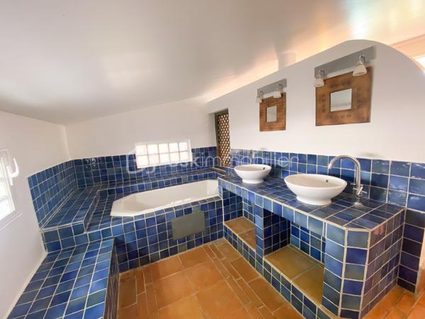 À VENDRE – Villa F5 de caractère avec piscine – Secteur recherché de Pichette à La Possession

Nichée au fond d'un petit lotissement, dans l'un des secteurs les plus recherchés de Pichette à La Possession, cette villa de caractère de 169 m² vous séduira par son environnement privilégié, son calme absolu et la qualité de ses prestations. Bordée d'un champ de canne et de nombreux arbres, elle offre un véritable havre de paix, à seulement 12 minutes de la 4 voies.

Pensée pour une vie de famille confortable, cette propriété développe des espaces généreux et chaleureux. Dès l'entrée, vous découvrirez une vaste varangue de 25 m², véritable prolongement des espaces de vie, idéale pour profiter pleinement du climat réunionnais.

L'espace principal se compose d'une cuisine ouverte sur la salle à manger, d'un séjour agrémenté d'une cheminée, ainsi que d'un salon télévision plus intimiste, créant plusieurs ambiances de vie.

Le rez-de-chaussée accueille également deux chambres, dont une belle suite parentale avec salle de bains et WC privatifs, ouverte sur une terrasse en deck offrant un accès direct au jardin et à la piscine. Une seconde salle d'eau ainsi qu'un WC indépendant complètent ce niveau.

À l'étage, une mezzanine distribue deux chambres supplémentaires bénéficiant de nombreux rangements, dont une avec sa terrasse privative.

À l'extérieur, tout a été pensé pour profiter pleinement des lieux : une piscine entourée de sa plage en deck, une treille créant un agréable espace repas, un jardin paysager de 559 m² soigneusement entretenu, ainsi que deux douches extérieures.

Les prestations viennent parfaire l'ensemble :

* Cheminée
* Alarme
* Arrosage automatique
* Éclairage extérieur
* Atelier de rangement
* Deux douches extérieures
* Matériaux de qualité mêlant parquet, pierre et bois
* Nombreux espaces de rangement sur mesure

Cette propriété de caractère séduira les acquéreurs à la recherche d'un cadre de vie paisible, où le confort, la nature et la convivialité se conjuguent au quotidien. Une visite vous permettra d'en découvrir toute la personnalité et d'en apprécier pleinement les volumes, les prestations et l'atmosphère unique.

📞 Pour tout renseignement complémentaire ou pour organiser une visite, contactez-nous dès aujourd'hui.