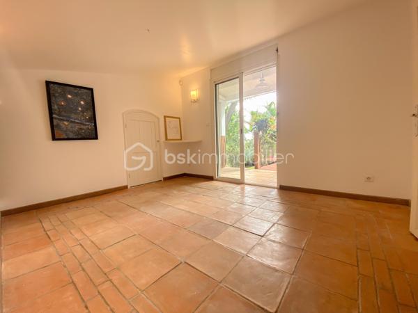 À VENDRE – Villa F5 de caractère avec piscine – Secteur recherché de Pichette à La Possession

Nichée au fond d'un petit lotissement, dans l'un des secteurs les plus recherchés de Pichette à La Possession, cette villa de caractère de 169 m² vous séduira par son environnement privilégié, son calme absolu et la qualité de ses prestations. Bordée d'un champ de canne et de nombreux arbres, elle offre un véritable havre de paix, à seulement 12 minutes de la 4 voies.

Pensée pour une vie de famille confortable, cette propriété développe des espaces généreux et chaleureux. Dès l'entrée, vous découvrirez une vaste varangue de 25 m², véritable prolongement des espaces de vie, idéale pour profiter pleinement du climat réunionnais.

L'espace principal se compose d'une cuisine ouverte sur la salle à manger, d'un séjour agrémenté d'une cheminée, ainsi que d'un salon télévision plus intimiste, créant plusieurs ambiances de vie.

Le rez-de-chaussée accueille également deux chambres, dont une belle suite parentale avec salle de bains et WC privatifs, ouverte sur une terrasse en deck offrant un accès direct au jardin et à la piscine. Une seconde salle d'eau ainsi qu'un WC indépendant complètent ce niveau.

À l'étage, une mezzanine distribue deux chambres supplémentaires bénéficiant de nombreux rangements, dont une avec sa terrasse privative.

À l'extérieur, tout a été pensé pour profiter pleinement des lieux : une piscine entourée de sa plage en deck, une treille créant un agréable espace repas, un jardin paysager de 559 m² soigneusement entretenu, ainsi que deux douches extérieures.

Les prestations viennent parfaire l'ensemble :

* Cheminée
* Alarme
* Arrosage automatique
* Éclairage extérieur
* Atelier de rangement
* Deux douches extérieures
* Matériaux de qualité mêlant parquet, pierre et bois
* Nombreux espaces de rangement sur mesure

Cette propriété de caractère séduira les acquéreurs à la recherche d'un cadre de vie paisible, où le confort, la nature et la convivialité se conjuguent au quotidien. Une visite vous permettra d'en découvrir toute la personnalité et d'en apprécier pleinement les volumes, les prestations et l'atmosphère unique.

📞 Pour tout renseignement complémentaire ou pour organiser une visite, contactez-nous dès aujourd'hui.