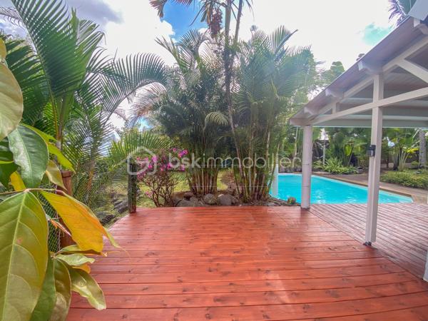 À VENDRE – Villa F5 de caractère avec piscine – Secteur recherché de Pichette à La Possession

Nichée au fond d'un petit lotissement, dans l'un des secteurs les plus recherchés de Pichette à La Possession, cette villa de caractère de 169 m² vous séduira par son environnement privilégié, son calme absolu et la qualité de ses prestations. Bordée d'un champ de canne et de nombreux arbres, elle offre un véritable havre de paix, à seulement 12 minutes de la 4 voies.

Pensée pour une vie de famille confortable, cette propriété développe des espaces généreux et chaleureux. Dès l'entrée, vous découvrirez une vaste varangue de 25 m², véritable prolongement des espaces de vie, idéale pour profiter pleinement du climat réunionnais.

L'espace principal se compose d'une cuisine ouverte sur la salle à manger, d'un séjour agrémenté d'une cheminée, ainsi que d'un salon télévision plus intimiste, créant plusieurs ambiances de vie.

Le rez-de-chaussée accueille également deux chambres, dont une belle suite parentale avec salle de bains et WC privatifs, ouverte sur une terrasse en deck offrant un accès direct au jardin et à la piscine. Une seconde salle d'eau ainsi qu'un WC indépendant complètent ce niveau.

À l'étage, une mezzanine distribue deux chambres supplémentaires bénéficiant de nombreux rangements, dont une avec sa terrasse privative.

À l'extérieur, tout a été pensé pour profiter pleinement des lieux : une piscine entourée de sa plage en deck, une treille créant un agréable espace repas, un jardin paysager de 559 m² soigneusement entretenu, ainsi que deux douches extérieures.

Les prestations viennent parfaire l'ensemble :

* Cheminée
* Alarme
* Arrosage automatique
* Éclairage extérieur
* Atelier de rangement
* Deux douches extérieures
* Matériaux de qualité mêlant parquet, pierre et bois
* Nombreux espaces de rangement sur mesure

Cette propriété de caractère séduira les acquéreurs à la recherche d'un cadre de vie paisible, où le confort, la nature et la convivialité se conjuguent au quotidien. Une visite vous permettra d'en découvrir toute la personnalité et d'en apprécier pleinement les volumes, les prestations et l'atmosphère unique.

📞 Pour tout renseignement complémentaire ou pour organiser une visite, contactez-nous dès aujourd'hui.