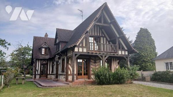 Maison de style normand élevée sur sous-sol complet et comprenant :
- au rez-de-chaussée : ent...