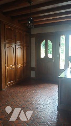 Maison de style normand élevée sur sous-sol complet et comprenant :
- au rez-de-chaussée : ent...