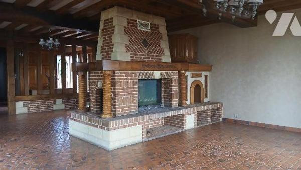 Maison de style normand élevée sur sous-sol complet et comprenant :
- au rez-de-chaussée : ent...