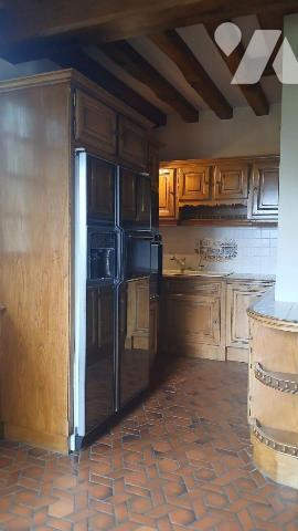 Maison de style normand élevée sur sous-sol complet et comprenant :
- au rez-de-chaussée : ent...