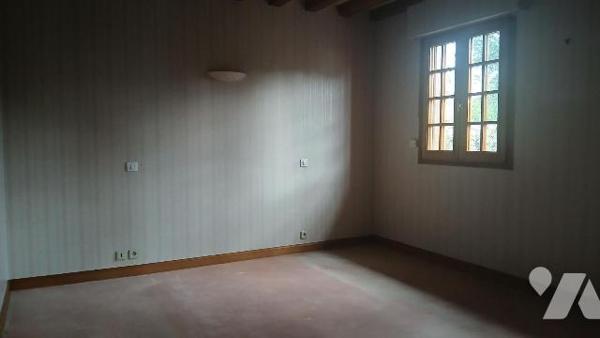 Maison de style normand élevée sur sous-sol complet et comprenant :
- au rez-de-chaussée : ent...