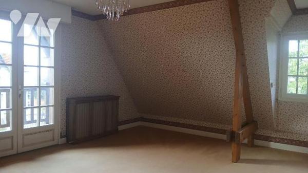 Maison de style normand élevée sur sous-sol complet et comprenant :
- au rez-de-chaussée : ent...