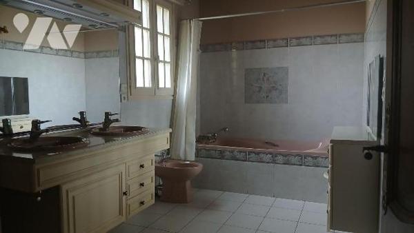 Maison de style normand élevée sur sous-sol complet et comprenant :
- au rez-de-chaussée : ent...