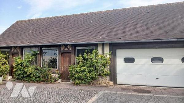 Maison de style normand élevée sur sous-sol complet et comprenant :
- au rez-de-chaussée : ent...