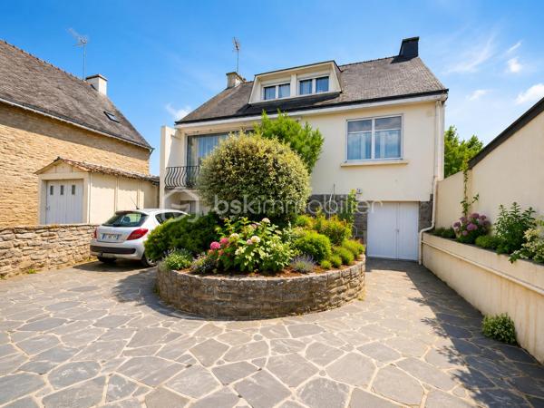 BSKIMMOBILIER vous présente : Située à Elven, dans un environnement calme tout en restant proche du centre-bourg et des principaux axes routiers, cette maison d’environ 103 m² habitables offre de beaux volumes et un réel potentiel d’aménagement après travaux.
Édifiée sur un sous-sol total, elle se compose, au premier niveau surélevé, d’une terrasse formant balcon fermé, d’une entrée avec couloir, d’un salon-séjour chaleureux équipé d’un insert, d’une cuisine, ainsi que d’une véranda ouverte sur le jardin.
Ce niveau dispose également d’une chambre, d’une salle de bains et d’un WC indépendant, permettant une vie partielle de plain-pied.
À l’étage, un palier dessert deux chambres disposant chacune d’un coin d’eau, ainsi qu’un grenier offrant un espace de rangement complémentaire.
À l’extérieur, vous profiterez d’un jardin entièrement clos, agréable et sécurisant pour une contenance totale de 411m2 environ.
Une maison familiale idéalement située, à remettre au goût du jour, bénéficiant d’un sous-sol complet et d’une proximité appréciable avec les commerces, les services et les axes principaux.