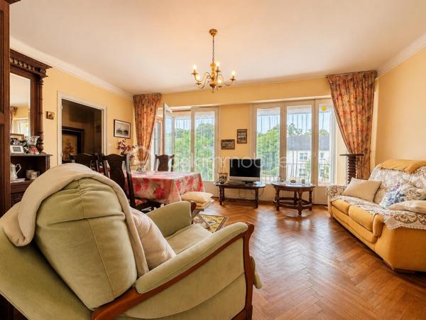 BSKIMMOBILIER vous présente : Située à Elven, dans un environnement calme tout en restant proche du centre-bourg et des principaux axes routiers, cette maison d’environ 103 m² habitables offre de beaux volumes et un réel potentiel d’aménagement après travaux.
Édifiée sur un sous-sol total, elle se compose, au premier niveau surélevé, d’une terrasse formant balcon fermé, d’une entrée avec couloir, d’un salon-séjour chaleureux équipé d’un insert, d’une cuisine, ainsi que d’une véranda ouverte sur le jardin.
Ce niveau dispose également d’une chambre, d’une salle de bains et d’un WC indépendant, permettant une vie partielle de plain-pied.
À l’étage, un palier dessert deux chambres disposant chacune d’un coin d’eau, ainsi qu’un grenier offrant un espace de rangement complémentaire.
À l’extérieur, vous profiterez d’un jardin entièrement clos, agréable et sécurisant pour une contenance totale de 411m2 environ.
Une maison familiale idéalement située, à remettre au goût du jour, bénéficiant d’un sous-sol complet et d’une proximité appréciable avec les commerces, les services et les axes principaux.