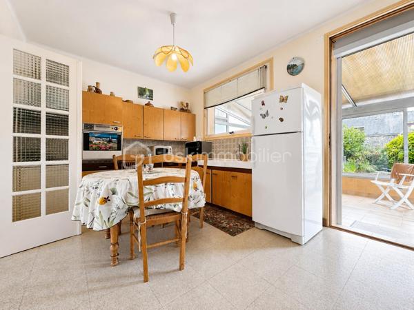 BSKIMMOBILIER vous présente : Située à Elven, dans un environnement calme tout en restant proche du centre-bourg et des principaux axes routiers, cette maison d’environ 103 m² habitables offre de beaux volumes et un réel potentiel d’aménagement après travaux.
Édifiée sur un sous-sol total, elle se compose, au premier niveau surélevé, d’une terrasse formant balcon fermé, d’une entrée avec couloir, d’un salon-séjour chaleureux équipé d’un insert, d’une cuisine, ainsi que d’une véranda ouverte sur le jardin.
Ce niveau dispose également d’une chambre, d’une salle de bains et d’un WC indépendant, permettant une vie partielle de plain-pied.
À l’étage, un palier dessert deux chambres disposant chacune d’un coin d’eau, ainsi qu’un grenier offrant un espace de rangement complémentaire.
À l’extérieur, vous profiterez d’un jardin entièrement clos, agréable et sécurisant pour une contenance totale de 411m2 environ.
Une maison familiale idéalement située, à remettre au goût du jour, bénéficiant d’un sous-sol complet et d’une proximité appréciable avec les commerces, les services et les axes principaux.