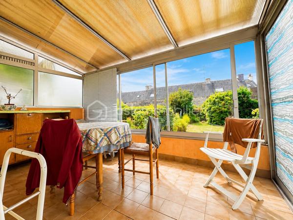 BSKIMMOBILIER vous présente : Située à Elven, dans un environnement calme tout en restant proche du centre-bourg et des principaux axes routiers, cette maison d’environ 103 m² habitables offre de beaux volumes et un réel potentiel d’aménagement après travaux.
Édifiée sur un sous-sol total, elle se compose, au premier niveau surélevé, d’une terrasse formant balcon fermé, d’une entrée avec couloir, d’un salon-séjour chaleureux équipé d’un insert, d’une cuisine, ainsi que d’une véranda ouverte sur le jardin.
Ce niveau dispose également d’une chambre, d’une salle de bains et d’un WC indépendant, permettant une vie partielle de plain-pied.
À l’étage, un palier dessert deux chambres disposant chacune d’un coin d’eau, ainsi qu’un grenier offrant un espace de rangement complémentaire.
À l’extérieur, vous profiterez d’un jardin entièrement clos, agréable et sécurisant pour une contenance totale de 411m2 environ.
Une maison familiale idéalement située, à remettre au goût du jour, bénéficiant d’un sous-sol complet et d’une proximité appréciable avec les commerces, les services et les axes principaux.