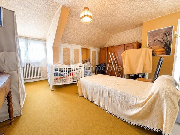 BSKIMMOBILIER vous présente : Située à Elven, dans un environnement calme tout en restant proche du centre-bourg et des principaux axes routiers, cette maison d’environ 103 m² habitables offre de beaux volumes et un réel potentiel d’aménagement après travaux.
Édifiée sur un sous-sol total, elle se compose, au premier niveau surélevé, d’une terrasse formant balcon fermé, d’une entrée avec couloir, d’un salon-séjour chaleureux équipé d’un insert, d’une cuisine, ainsi que d’une véranda ouverte sur le jardin.
Ce niveau dispose également d’une chambre, d’une salle de bains et d’un WC indépendant, permettant une vie partielle de plain-pied.
À l’étage, un palier dessert deux chambres disposant chacune d’un coin d’eau, ainsi qu’un grenier offrant un espace de rangement complémentaire.
À l’extérieur, vous profiterez d’un jardin entièrement clos, agréable et sécurisant pour une contenance totale de 411m2 environ.
Une maison familiale idéalement située, à remettre au goût du jour, bénéficiant d’un sous-sol complet et d’une proximité appréciable avec les commerces, les services et les axes principaux.