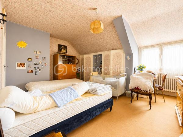 BSKIMMOBILIER vous présente : Située à Elven, dans un environnement calme tout en restant proche du centre-bourg et des principaux axes routiers, cette maison d’environ 103 m² habitables offre de beaux volumes et un réel potentiel d’aménagement après travaux.
Édifiée sur un sous-sol total, elle se compose, au premier niveau surélevé, d’une terrasse formant balcon fermé, d’une entrée avec couloir, d’un salon-séjour chaleureux équipé d’un insert, d’une cuisine, ainsi que d’une véranda ouverte sur le jardin.
Ce niveau dispose également d’une chambre, d’une salle de bains et d’un WC indépendant, permettant une vie partielle de plain-pied.
À l’étage, un palier dessert deux chambres disposant chacune d’un coin d’eau, ainsi qu’un grenier offrant un espace de rangement complémentaire.
À l’extérieur, vous profiterez d’un jardin entièrement clos, agréable et sécurisant pour une contenance totale de 411m2 environ.
Une maison familiale idéalement située, à remettre au goût du jour, bénéficiant d’un sous-sol complet et d’une proximité appréciable avec les commerces, les services et les axes principaux.