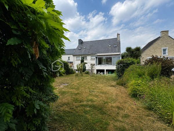 BSKIMMOBILIER vous présente : Située à Elven, dans un environnement calme tout en restant proche du centre-bourg et des principaux axes routiers, cette maison d’environ 103 m² habitables offre de beaux volumes et un réel potentiel d’aménagement après travaux.
Édifiée sur un sous-sol total, elle se compose, au premier niveau surélevé, d’une terrasse formant balcon fermé, d’une entrée avec couloir, d’un salon-séjour chaleureux équipé d’un insert, d’une cuisine, ainsi que d’une véranda ouverte sur le jardin.
Ce niveau dispose également d’une chambre, d’une salle de bains et d’un WC indépendant, permettant une vie partielle de plain-pied.
À l’étage, un palier dessert deux chambres disposant chacune d’un coin d’eau, ainsi qu’un grenier offrant un espace de rangement complémentaire.
À l’extérieur, vous profiterez d’un jardin entièrement clos, agréable et sécurisant pour une contenance totale de 411m2 environ.
Une maison familiale idéalement située, à remettre au goût du jour, bénéficiant d’un sous-sol complet et d’une proximité appréciable avec les commerces, les services et les axes principaux.
