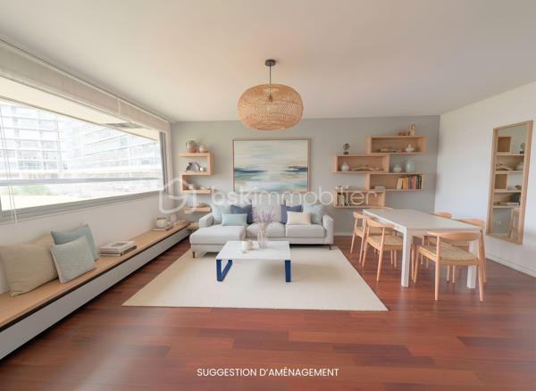 ☆ OPPORTUNITÉ ☆ RÉNOVATION à prévoir.
Le Havre, Port de plaisance – Résidence de France | 103 m² | 3 chambres | dressing | cave

Certaines adresses se choisissent pour leur qualité de vie. La Résidence de France en fait partie.

Emblématique du front de mer havrais, cette résidence de standing AVEC ASCENSEUR, imaginée par les architectes Georges Candilis et Jacques Lamy, séduit depuis des décennies par son EMPLACEMENT PRIVILÉGIÉ, sa sécurité (gardiennage 24h/24) et la qualité de ses parties communes.

ICI, TOUT SE FAIT À PIED : plage, port de plaisance, Halles Centrales, commerces, restaurants, écoles, musées… tout est à quelques minutes seulement.

C'est dans cet environnement recherché, AU CALME et en retrait du boulevard Clemenceau, que se situe cet appartement en REZ-DE-CHAUSSÉE SURÉLEVÉ de 103 m², offrant une distribution confortable : vaste entrée, dressing, cuisine semi-ouverte sur salon-séjour, 3 CHAMBRES, 2 SALLES DE DOUCHE, WC indépendant, placards et CAVE privative. STATIONNEMENT collectif.

Des travaux de modernisation permettront de révéler tout le potentiel de ce bien et d'en faire un lieu de vie à votre image.
FENÊTRES, ÉLECTRICITÉ et PEINTURE à prévoir.

Charges mensuelles : 254 €, incluant le chauffage collectif (réseau urbain), l'eau chaude et l'ensemble des charges courantes liées au fonctionnement et à l'entretien de la copropriété.

🔎 MON REGARD SUR CE BIEN :
« La Résidence de France est une valeur sûre au Havre, un véritable mode de vie tout-à-pied entre mer et centre-ville. Ce que j'aime particulièrement ici, c'est la générosité des volumes et la fonctionnalité de l'agencement (103 m², 3 belles chambres, 2 salles d'eau) et le tout au calme. C'est une vraie feuille blanche : avec un rafraîchissement à votre goût, vous allez pouvoir révéler tout le cachet et le potentiel de cet appartement d'exception ! »
_____
Sandrine BERGERAULT 🌻| IMMOBILIER & NOUVEAU DÉPART
06 87 12 71 41 • BSK Immobilier
Des lieux à révéler, des projets à faire naître ✨