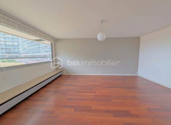 ☆ OPPORTUNITÉ ☆ RÉNOVATION à prévoir.
Le Havre, Port de plaisance – Résidence de France | 103 m² | 3 chambres | dressing | cave

Certaines adresses se choisissent pour leur qualité de vie. La Résidence de France en fait partie.

Emblématique du front de mer havrais, cette résidence de standing AVEC ASCENSEUR, imaginée par les architectes Georges Candilis et Jacques Lamy, séduit depuis des décennies par son EMPLACEMENT PRIVILÉGIÉ, sa sécurité (gardiennage 24h/24) et la qualité de ses parties communes.

ICI, TOUT SE FAIT À PIED : plage, port de plaisance, Halles Centrales, commerces, restaurants, écoles, musées… tout est à quelques minutes seulement.

C'est dans cet environnement recherché, AU CALME et en retrait du boulevard Clemenceau, que se situe cet appartement en REZ-DE-CHAUSSÉE SURÉLEVÉ de 103 m², offrant une distribution confortable : vaste entrée, dressing, cuisine semi-ouverte sur salon-séjour, 3 CHAMBRES, 2 SALLES DE DOUCHE, WC indépendant, placards et CAVE privative. STATIONNEMENT collectif.

Des travaux de modernisation permettront de révéler tout le potentiel de ce bien et d'en faire un lieu de vie à votre image.
FENÊTRES, ÉLECTRICITÉ et PEINTURE à prévoir.

Charges mensuelles : 254 €, incluant le chauffage collectif (réseau urbain), l'eau chaude et l'ensemble des charges courantes liées au fonctionnement et à l'entretien de la copropriété.

🔎 MON REGARD SUR CE BIEN :
« La Résidence de France est une valeur sûre au Havre, un véritable mode de vie tout-à-pied entre mer et centre-ville. Ce que j'aime particulièrement ici, c'est la générosité des volumes et la fonctionnalité de l'agencement (103 m², 3 belles chambres, 2 salles d'eau) et le tout au calme. C'est une vraie feuille blanche : avec un rafraîchissement à votre goût, vous allez pouvoir révéler tout le cachet et le potentiel de cet appartement d'exception ! »
_____
Sandrine BERGERAULT 🌻| IMMOBILIER & NOUVEAU DÉPART
06 87 12 71 41 • BSK Immobilier
Des lieux à révéler, des projets à faire naître ✨