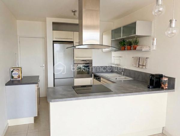 ☆ OPPORTUNITÉ ☆ RÉNOVATION à prévoir.
Le Havre, Port de plaisance – Résidence de France | 103 m² | 3 chambres | dressing | cave

Certaines adresses se choisissent pour leur qualité de vie. La Résidence de France en fait partie.

Emblématique du front de mer havrais, cette résidence de standing AVEC ASCENSEUR, imaginée par les architectes Georges Candilis et Jacques Lamy, séduit depuis des décennies par son EMPLACEMENT PRIVILÉGIÉ, sa sécurité (gardiennage 24h/24) et la qualité de ses parties communes.

ICI, TOUT SE FAIT À PIED : plage, port de plaisance, Halles Centrales, commerces, restaurants, écoles, musées… tout est à quelques minutes seulement.

C'est dans cet environnement recherché, AU CALME et en retrait du boulevard Clemenceau, que se situe cet appartement en REZ-DE-CHAUSSÉE SURÉLEVÉ de 103 m², offrant une distribution confortable : vaste entrée, dressing, cuisine semi-ouverte sur salon-séjour, 3 CHAMBRES, 2 SALLES DE DOUCHE, WC indépendant, placards et CAVE privative. STATIONNEMENT collectif.

Des travaux de modernisation permettront de révéler tout le potentiel de ce bien et d'en faire un lieu de vie à votre image.
FENÊTRES, ÉLECTRICITÉ et PEINTURE à prévoir.

Charges mensuelles : 254 €, incluant le chauffage collectif (réseau urbain), l'eau chaude et l'ensemble des charges courantes liées au fonctionnement et à l'entretien de la copropriété.

🔎 MON REGARD SUR CE BIEN :
« La Résidence de France est une valeur sûre au Havre, un véritable mode de vie tout-à-pied entre mer et centre-ville. Ce que j'aime particulièrement ici, c'est la générosité des volumes et la fonctionnalité de l'agencement (103 m², 3 belles chambres, 2 salles d'eau) et le tout au calme. C'est une vraie feuille blanche : avec un rafraîchissement à votre goût, vous allez pouvoir révéler tout le cachet et le potentiel de cet appartement d'exception ! »
_____
Sandrine BERGERAULT 🌻| IMMOBILIER & NOUVEAU DÉPART
06 87 12 71 41 • BSK Immobilier
Des lieux à révéler, des projets à faire naître ✨