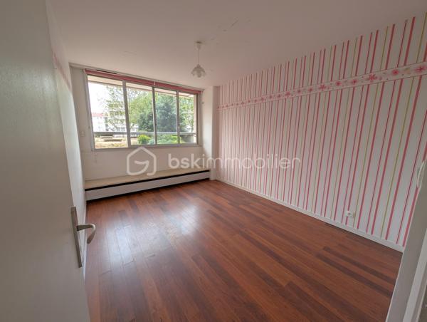 ☆ OPPORTUNITÉ ☆ RÉNOVATION à prévoir.
Le Havre, Port de plaisance – Résidence de France | 103 m² | 3 chambres | dressing | cave

Certaines adresses se choisissent pour leur qualité de vie. La Résidence de France en fait partie.

Emblématique du front de mer havrais, cette résidence de standing AVEC ASCENSEUR, imaginée par les architectes Georges Candilis et Jacques Lamy, séduit depuis des décennies par son EMPLACEMENT PRIVILÉGIÉ, sa sécurité (gardiennage 24h/24) et la qualité de ses parties communes.

ICI, TOUT SE FAIT À PIED : plage, port de plaisance, Halles Centrales, commerces, restaurants, écoles, musées… tout est à quelques minutes seulement.

C'est dans cet environnement recherché, AU CALME et en retrait du boulevard Clemenceau, que se situe cet appartement en REZ-DE-CHAUSSÉE SURÉLEVÉ de 103 m², offrant une distribution confortable : vaste entrée, dressing, cuisine semi-ouverte sur salon-séjour, 3 CHAMBRES, 2 SALLES DE DOUCHE, WC indépendant, placards et CAVE privative. STATIONNEMENT collectif.

Des travaux de modernisation permettront de révéler tout le potentiel de ce bien et d'en faire un lieu de vie à votre image.
FENÊTRES, ÉLECTRICITÉ et PEINTURE à prévoir.

Charges mensuelles : 254 €, incluant le chauffage collectif (réseau urbain), l'eau chaude et l'ensemble des charges courantes liées au fonctionnement et à l'entretien de la copropriété.

🔎 MON REGARD SUR CE BIEN :
« La Résidence de France est une valeur sûre au Havre, un véritable mode de vie tout-à-pied entre mer et centre-ville. Ce que j'aime particulièrement ici, c'est la générosité des volumes et la fonctionnalité de l'agencement (103 m², 3 belles chambres, 2 salles d'eau) et le tout au calme. C'est une vraie feuille blanche : avec un rafraîchissement à votre goût, vous allez pouvoir révéler tout le cachet et le potentiel de cet appartement d'exception ! »
_____
Sandrine BERGERAULT 🌻| IMMOBILIER & NOUVEAU DÉPART
06 87 12 71 41 • BSK Immobilier
Des lieux à révéler, des projets à faire naître ✨