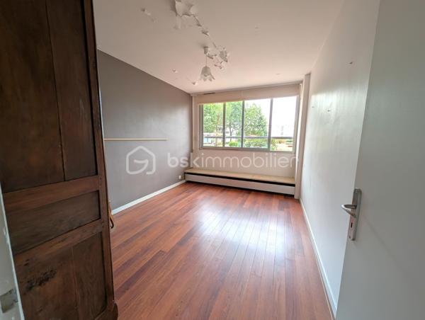 ☆ OPPORTUNITÉ ☆ RÉNOVATION à prévoir.
Le Havre, Port de plaisance – Résidence de France | 103 m² | 3 chambres | dressing | cave

Certaines adresses se choisissent pour leur qualité de vie. La Résidence de France en fait partie.

Emblématique du front de mer havrais, cette résidence de standing AVEC ASCENSEUR, imaginée par les architectes Georges Candilis et Jacques Lamy, séduit depuis des décennies par son EMPLACEMENT PRIVILÉGIÉ, sa sécurité (gardiennage 24h/24) et la qualité de ses parties communes.

ICI, TOUT SE FAIT À PIED : plage, port de plaisance, Halles Centrales, commerces, restaurants, écoles, musées… tout est à quelques minutes seulement.

C'est dans cet environnement recherché, AU CALME et en retrait du boulevard Clemenceau, que se situe cet appartement en REZ-DE-CHAUSSÉE SURÉLEVÉ de 103 m², offrant une distribution confortable : vaste entrée, dressing, cuisine semi-ouverte sur salon-séjour, 3 CHAMBRES, 2 SALLES DE DOUCHE, WC indépendant, placards et CAVE privative. STATIONNEMENT collectif.

Des travaux de modernisation permettront de révéler tout le potentiel de ce bien et d'en faire un lieu de vie à votre image.
FENÊTRES, ÉLECTRICITÉ et PEINTURE à prévoir.

Charges mensuelles : 254 €, incluant le chauffage collectif (réseau urbain), l'eau chaude et l'ensemble des charges courantes liées au fonctionnement et à l'entretien de la copropriété.

🔎 MON REGARD SUR CE BIEN :
« La Résidence de France est une valeur sûre au Havre, un véritable mode de vie tout-à-pied entre mer et centre-ville. Ce que j'aime particulièrement ici, c'est la générosité des volumes et la fonctionnalité de l'agencement (103 m², 3 belles chambres, 2 salles d'eau) et le tout au calme. C'est une vraie feuille blanche : avec un rafraîchissement à votre goût, vous allez pouvoir révéler tout le cachet et le potentiel de cet appartement d'exception ! »
_____
Sandrine BERGERAULT 🌻| IMMOBILIER & NOUVEAU DÉPART
06 87 12 71 41 • BSK Immobilier
Des lieux à révéler, des projets à faire naître ✨