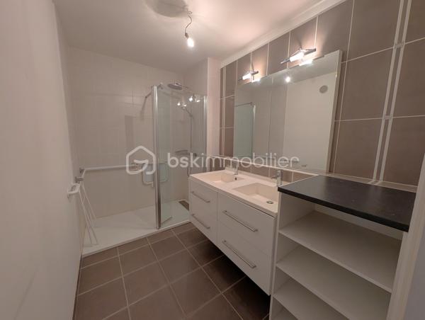 ☆ OPPORTUNITÉ ☆ RÉNOVATION à prévoir.
Le Havre, Port de plaisance – Résidence de France | 103 m² | 3 chambres | dressing | cave

Certaines adresses se choisissent pour leur qualité de vie. La Résidence de France en fait partie.

Emblématique du front de mer havrais, cette résidence de standing AVEC ASCENSEUR, imaginée par les architectes Georges Candilis et Jacques Lamy, séduit depuis des décennies par son EMPLACEMENT PRIVILÉGIÉ, sa sécurité (gardiennage 24h/24) et la qualité de ses parties communes.

ICI, TOUT SE FAIT À PIED : plage, port de plaisance, Halles Centrales, commerces, restaurants, écoles, musées… tout est à quelques minutes seulement.

C'est dans cet environnement recherché, AU CALME et en retrait du boulevard Clemenceau, que se situe cet appartement en REZ-DE-CHAUSSÉE SURÉLEVÉ de 103 m², offrant une distribution confortable : vaste entrée, dressing, cuisine semi-ouverte sur salon-séjour, 3 CHAMBRES, 2 SALLES DE DOUCHE, WC indépendant, placards et CAVE privative. STATIONNEMENT collectif.

Des travaux de modernisation permettront de révéler tout le potentiel de ce bien et d'en faire un lieu de vie à votre image.
FENÊTRES, ÉLECTRICITÉ et PEINTURE à prévoir.

Charges mensuelles : 254 €, incluant le chauffage collectif (réseau urbain), l'eau chaude et l'ensemble des charges courantes liées au fonctionnement et à l'entretien de la copropriété.

🔎 MON REGARD SUR CE BIEN :
« La Résidence de France est une valeur sûre au Havre, un véritable mode de vie tout-à-pied entre mer et centre-ville. Ce que j'aime particulièrement ici, c'est la générosité des volumes et la fonctionnalité de l'agencement (103 m², 3 belles chambres, 2 salles d'eau) et le tout au calme. C'est une vraie feuille blanche : avec un rafraîchissement à votre goût, vous allez pouvoir révéler tout le cachet et le potentiel de cet appartement d'exception ! »
_____
Sandrine BERGERAULT 🌻| IMMOBILIER & NOUVEAU DÉPART
06 87 12 71 41 • BSK Immobilier
Des lieux à révéler, des projets à faire naître ✨