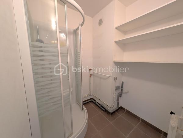☆ OPPORTUNITÉ ☆ RÉNOVATION à prévoir.
Le Havre, Port de plaisance – Résidence de France | 103 m² | 3 chambres | dressing | cave

Certaines adresses se choisissent pour leur qualité de vie. La Résidence de France en fait partie.

Emblématique du front de mer havrais, cette résidence de standing AVEC ASCENSEUR, imaginée par les architectes Georges Candilis et Jacques Lamy, séduit depuis des décennies par son EMPLACEMENT PRIVILÉGIÉ, sa sécurité (gardiennage 24h/24) et la qualité de ses parties communes.

ICI, TOUT SE FAIT À PIED : plage, port de plaisance, Halles Centrales, commerces, restaurants, écoles, musées… tout est à quelques minutes seulement.

C'est dans cet environnement recherché, AU CALME et en retrait du boulevard Clemenceau, que se situe cet appartement en REZ-DE-CHAUSSÉE SURÉLEVÉ de 103 m², offrant une distribution confortable : vaste entrée, dressing, cuisine semi-ouverte sur salon-séjour, 3 CHAMBRES, 2 SALLES DE DOUCHE, WC indépendant, placards et CAVE privative. STATIONNEMENT collectif.

Des travaux de modernisation permettront de révéler tout le potentiel de ce bien et d'en faire un lieu de vie à votre image.
FENÊTRES, ÉLECTRICITÉ et PEINTURE à prévoir.

Charges mensuelles : 254 €, incluant le chauffage collectif (réseau urbain), l'eau chaude et l'ensemble des charges courantes liées au fonctionnement et à l'entretien de la copropriété.

🔎 MON REGARD SUR CE BIEN :
« La Résidence de France est une valeur sûre au Havre, un véritable mode de vie tout-à-pied entre mer et centre-ville. Ce que j'aime particulièrement ici, c'est la générosité des volumes et la fonctionnalité de l'agencement (103 m², 3 belles chambres, 2 salles d'eau) et le tout au calme. C'est une vraie feuille blanche : avec un rafraîchissement à votre goût, vous allez pouvoir révéler tout le cachet et le potentiel de cet appartement d'exception ! »
_____
Sandrine BERGERAULT 🌻| IMMOBILIER & NOUVEAU DÉPART
06 87 12 71 41 • BSK Immobilier
Des lieux à révéler, des projets à faire naître ✨