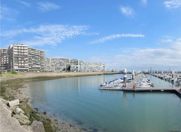 ☆ OPPORTUNITÉ ☆ RÉNOVATION à prévoir.
Le Havre, Port de plaisance – Résidence de France | 103 m² | 3 chambres | dressing | cave

Certaines adresses se choisissent pour leur qualité de vie. La Résidence de France en fait partie.

Emblématique du front de mer havrais, cette résidence de standing AVEC ASCENSEUR, imaginée par les architectes Georges Candilis et Jacques Lamy, séduit depuis des décennies par son EMPLACEMENT PRIVILÉGIÉ, sa sécurité (gardiennage 24h/24) et la qualité de ses parties communes.

ICI, TOUT SE FAIT À PIED : plage, port de plaisance, Halles Centrales, commerces, restaurants, écoles, musées… tout est à quelques minutes seulement.

C'est dans cet environnement recherché, AU CALME et en retrait du boulevard Clemenceau, que se situe cet appartement en REZ-DE-CHAUSSÉE SURÉLEVÉ de 103 m², offrant une distribution confortable : vaste entrée, dressing, cuisine semi-ouverte sur salon-séjour, 3 CHAMBRES, 2 SALLES DE DOUCHE, WC indépendant, placards et CAVE privative. STATIONNEMENT collectif.

Des travaux de modernisation permettront de révéler tout le potentiel de ce bien et d'en faire un lieu de vie à votre image.
FENÊTRES, ÉLECTRICITÉ et PEINTURE à prévoir.

Charges mensuelles : 254 €, incluant le chauffage collectif (réseau urbain), l'eau chaude et l'ensemble des charges courantes liées au fonctionnement et à l'entretien de la copropriété.

🔎 MON REGARD SUR CE BIEN :
« La Résidence de France est une valeur sûre au Havre, un véritable mode de vie tout-à-pied entre mer et centre-ville. Ce que j'aime particulièrement ici, c'est la générosité des volumes et la fonctionnalité de l'agencement (103 m², 3 belles chambres, 2 salles d'eau) et le tout au calme. C'est une vraie feuille blanche : avec un rafraîchissement à votre goût, vous allez pouvoir révéler tout le cachet et le potentiel de cet appartement d'exception ! »
_____
Sandrine BERGERAULT 🌻| IMMOBILIER & NOUVEAU DÉPART
06 87 12 71 41 • BSK Immobilier
Des lieux à révéler, des projets à faire naître ✨