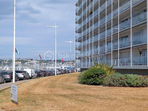 ☆ OPPORTUNITÉ ☆ RÉNOVATION à prévoir.
Le Havre, Port de plaisance – Résidence de France | 103 m² | 3 chambres | dressing | cave

Certaines adresses se choisissent pour leur qualité de vie. La Résidence de France en fait partie.

Emblématique du front de mer havrais, cette résidence de standing AVEC ASCENSEUR, imaginée par les architectes Georges Candilis et Jacques Lamy, séduit depuis des décennies par son EMPLACEMENT PRIVILÉGIÉ, sa sécurité (gardiennage 24h/24) et la qualité de ses parties communes.

ICI, TOUT SE FAIT À PIED : plage, port de plaisance, Halles Centrales, commerces, restaurants, écoles, musées… tout est à quelques minutes seulement.

C'est dans cet environnement recherché, AU CALME et en retrait du boulevard Clemenceau, que se situe cet appartement en REZ-DE-CHAUSSÉE SURÉLEVÉ de 103 m², offrant une distribution confortable : vaste entrée, dressing, cuisine semi-ouverte sur salon-séjour, 3 CHAMBRES, 2 SALLES DE DOUCHE, WC indépendant, placards et CAVE privative. STATIONNEMENT collectif.

Des travaux de modernisation permettront de révéler tout le potentiel de ce bien et d'en faire un lieu de vie à votre image.
FENÊTRES, ÉLECTRICITÉ et PEINTURE à prévoir.

Charges mensuelles : 254 €, incluant le chauffage collectif (réseau urbain), l'eau chaude et l'ensemble des charges courantes liées au fonctionnement et à l'entretien de la copropriété.

🔎 MON REGARD SUR CE BIEN :
« La Résidence de France est une valeur sûre au Havre, un véritable mode de vie tout-à-pied entre mer et centre-ville. Ce que j'aime particulièrement ici, c'est la générosité des volumes et la fonctionnalité de l'agencement (103 m², 3 belles chambres, 2 salles d'eau) et le tout au calme. C'est une vraie feuille blanche : avec un rafraîchissement à votre goût, vous allez pouvoir révéler tout le cachet et le potentiel de cet appartement d'exception ! »
_____
Sandrine BERGERAULT 🌻| IMMOBILIER & NOUVEAU DÉPART
06 87 12 71 41 • BSK Immobilier
Des lieux à révéler, des projets à faire naître ✨