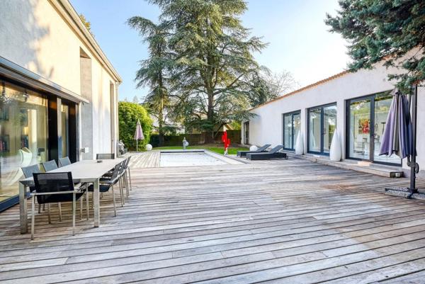 Saint-Didier-au-Mont-d'Or - Maison de 296,68 m² - Jardin avec Piscine - Dépendance - 4 Chambres
