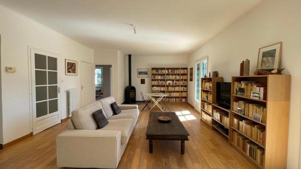 Maison lumineuse avec jardin arboré – Sauveterre