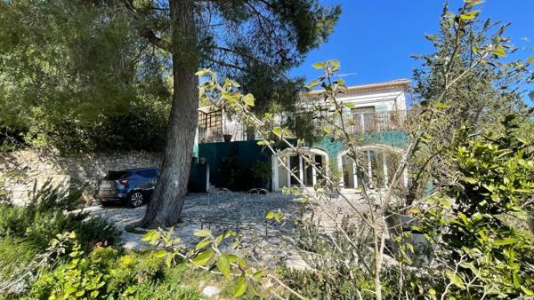 Maison lumineuse avec jardin arboré – Sauveterre