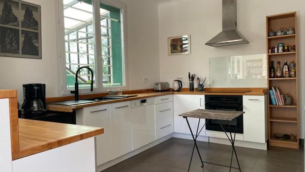 Maison lumineuse avec jardin arboré – Sauveterre